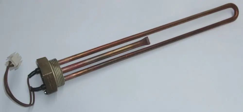 Heizstab aus Kupfer mit einer Schraubbefestigung und zwei elektrischen Anschlüssen, eingesetzt in Heizsystemen wie dem Daikin Altherma für zusätzliche Wärme.